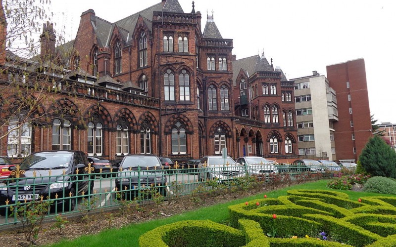16445753771024px-Leeds_General_Infirmary_12th_April_2014_005.jpeg